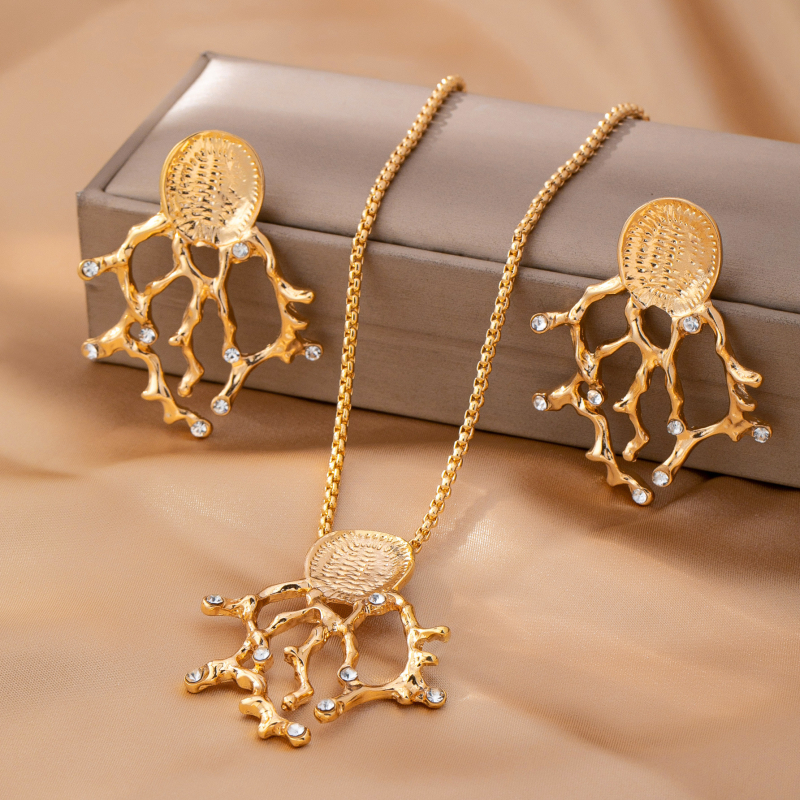 Fülbevaló és nyaklánc készlet korallos elemekkel és strasszokkal - cinkötvözet, elektroplakálás, gyöngy/INS stílus, 2025 ősz