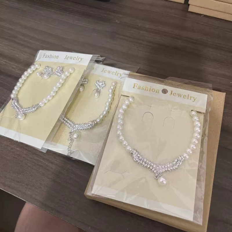 Gyöngy ékszer készlet koszorúslány és menyasszony számára — fülbevaló és nyaklánc, gyöngy lánc, virág motívum, eredeti tervezés