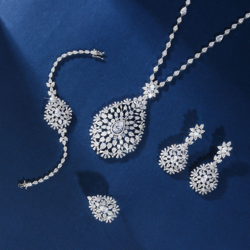 Диамантен комплект бижута: обици, колие и гривна; медна основа с цирконови висулки; електроплакиране; оригинален дизайн Bride Talk