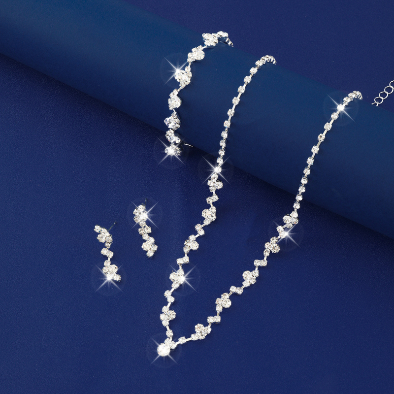 Ženski set nakita s rhinestonima: naušnice, ogrlica i narukvica; materijal: rhinestone; tehnika postavljanja dijamanata; uzorci: srce / kap / zvono; lanac: bočni lanac