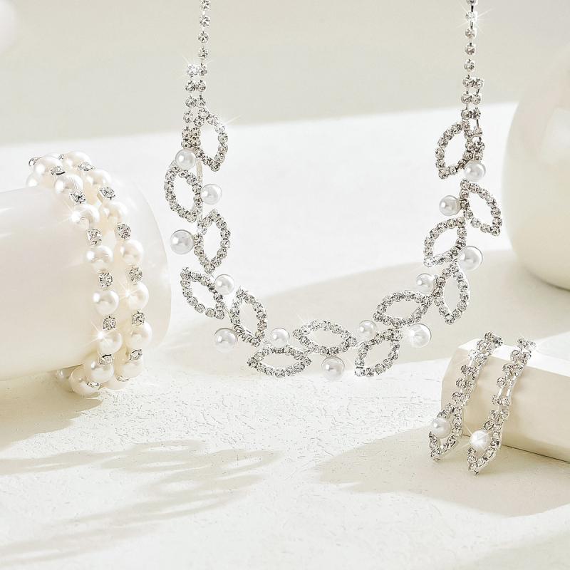 Set de bijuterii cu rhinestones: colier, cercei, brățară; placare electroplată; lanț regulat; pandantiv din rhinestones; motive: stele/soare și lună/univers