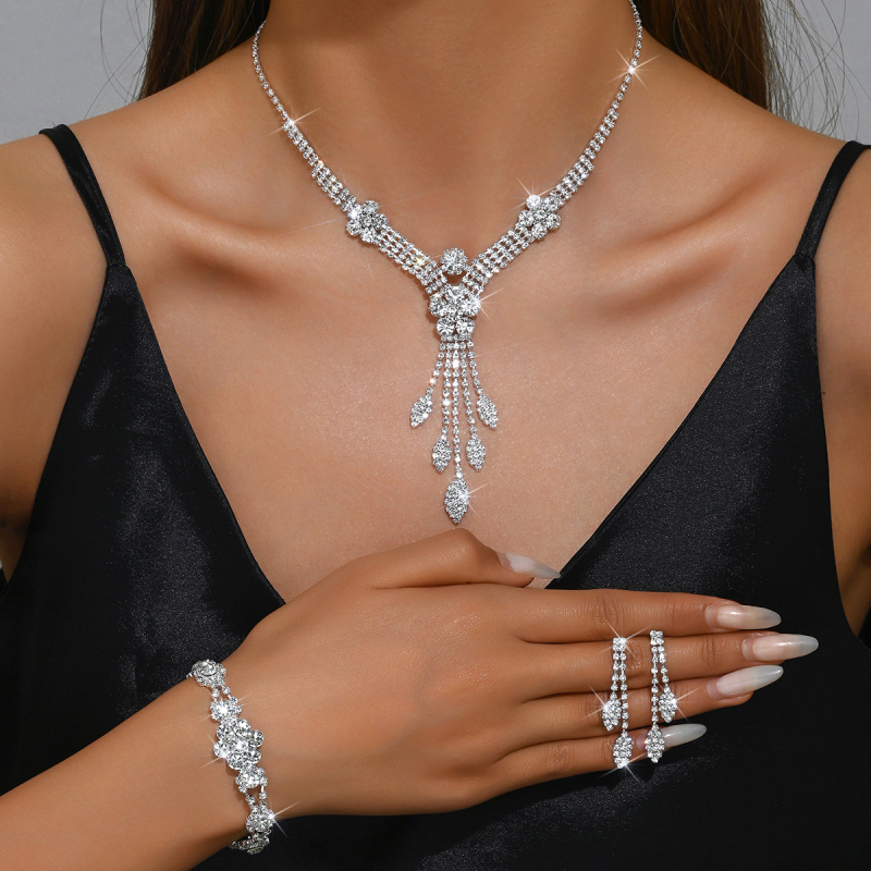 Set bijuterii cu rhinestones pentru mirese: cercei, colier și brățară, motif plante și flori