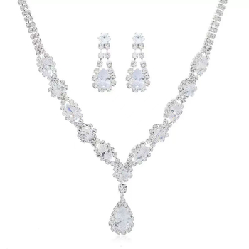 Colier cu zirconiu sintetic, finisaj electroplatat, pandant cu forme multiple (inimă, fundă, U, picătură, geometric), lanț neregulat, design în straturi, stil ușor de lux