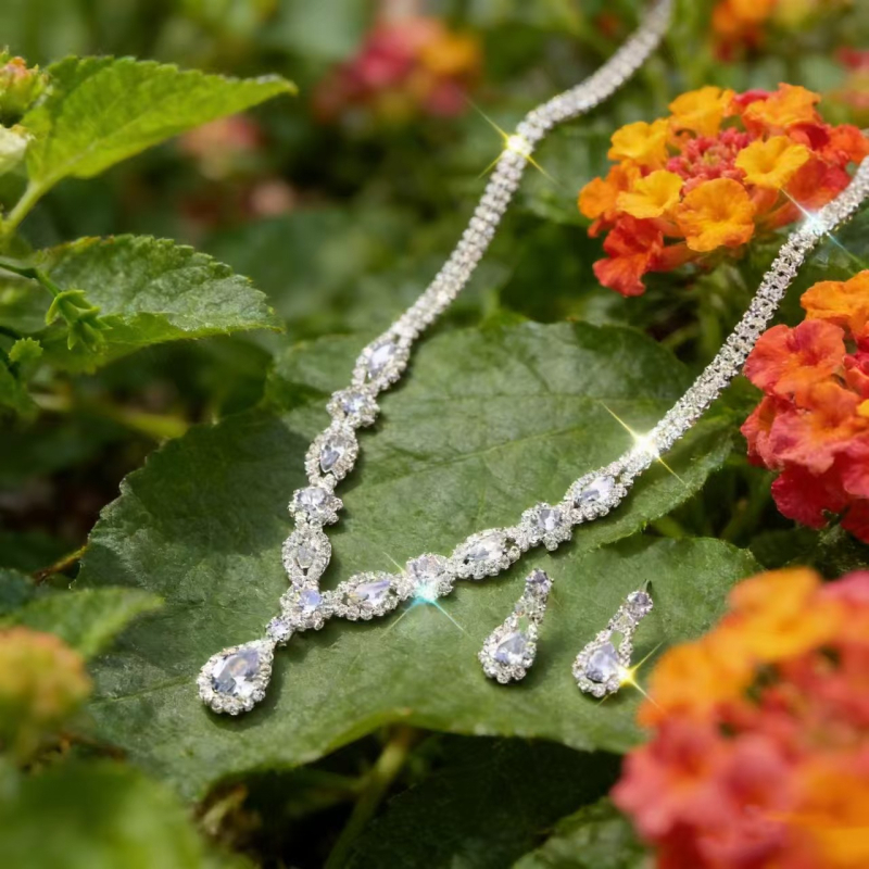 Colier cu zirconiu sintetic, finisaj electroplatat, pandant cu forme multiple (inimă, fundă, U, picătură, geometric), lanț neregulat, design în straturi, stil ușor de lux