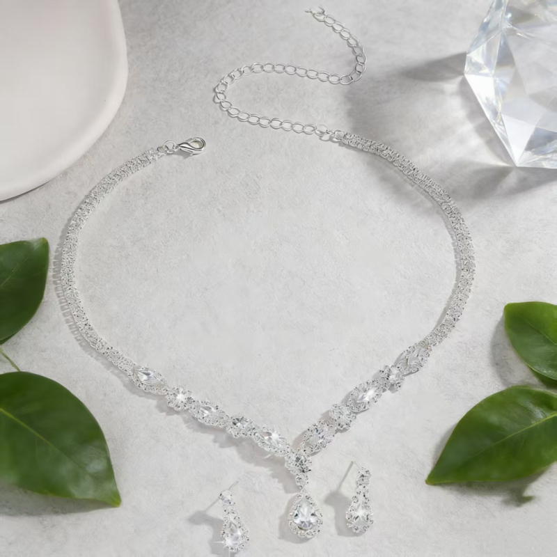 Colier cu zirconiu sintetic, finisaj electroplatat, pandant cu forme multiple (inimă, fundă, U, picătură, geometric), lanț neregulat, design în straturi, stil ușor de lux