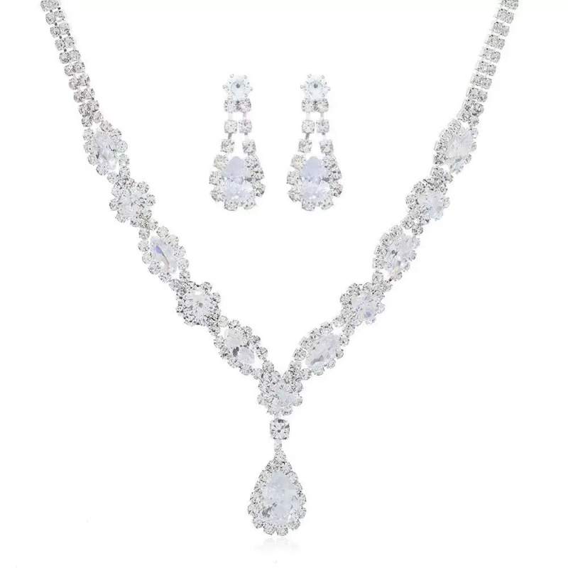 Colier cu zirconiu sintetic, finisaj electroplatat, pandant cu forme multiple (inimă, fundă, U, picătură, geometric), lanț neregulat, design în straturi, stil ușor de lux