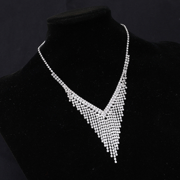 Set colier și cercei cu franjuri din cristale; Material: Cristale; Tratament: placare electrolitică; Stil: Franjuri; Include: Colier și Cercei