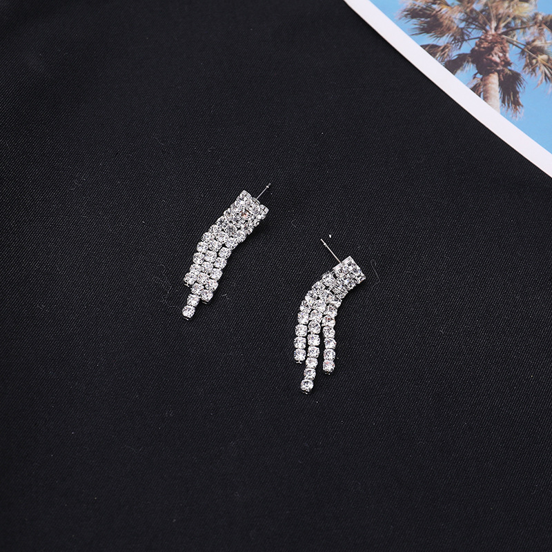 Set colier și cercei cu franjuri din cristale; Material: Cristale; Tratament: placare electrolitică; Stil: Franjuri; Include: Colier și Cercei