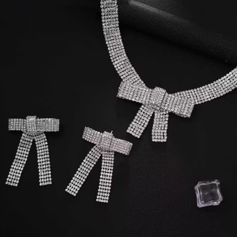 Set colier și cercei cu paiete în formă de fundă – placare electroplatinată, lanț regulat, bijuterii elegante pentru femei