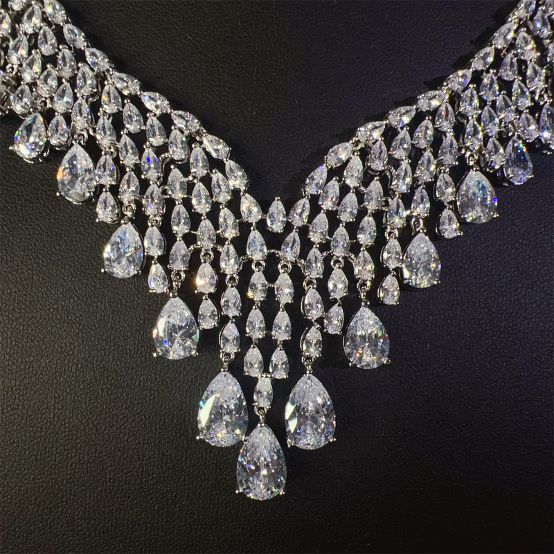 Set colier și cercei cu picături de zirconiu, luciu fin, lanț în spirală, pandantiv din aliaj