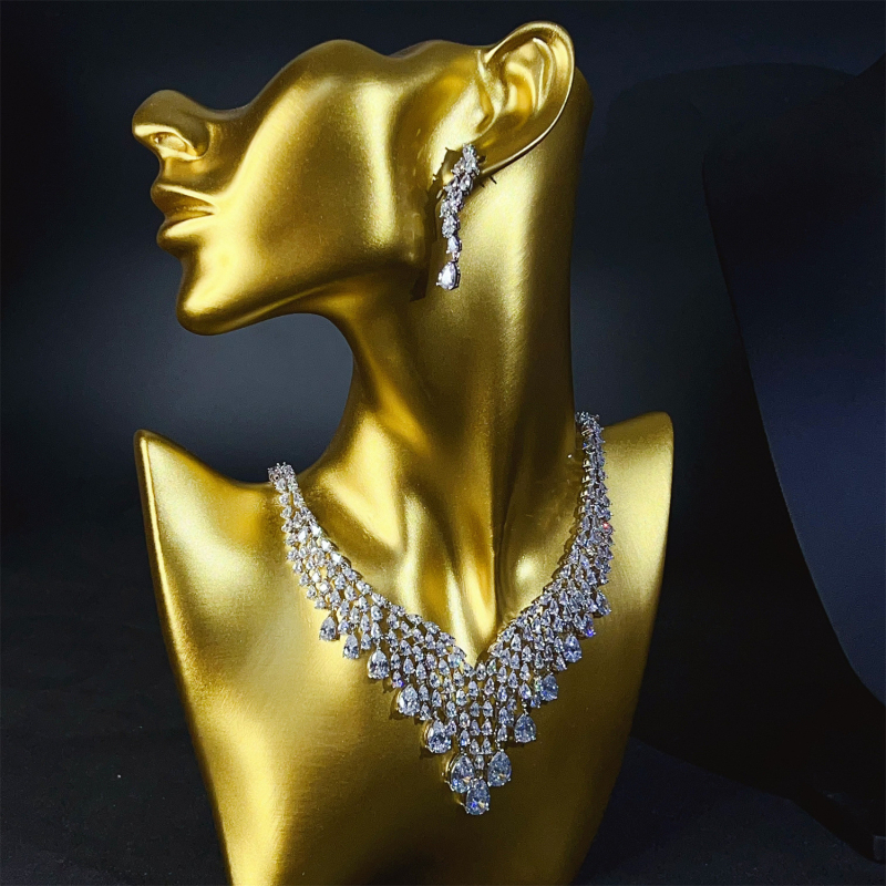 Set colier și cercei cu picături de zirconiu, luciu fin, lanț în spirală, pandantiv din aliaj