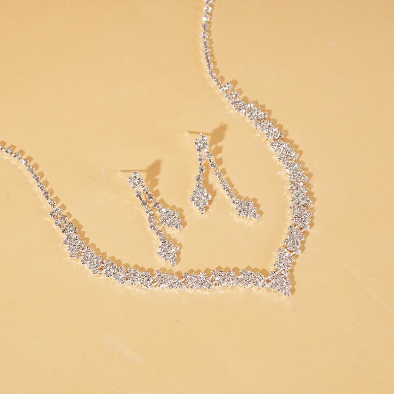 Set naušnica i ogrlica od rhinestones s običnim lancem; privjesak od rhinestones; uzorci: križ, kruna, rimski brojevi
