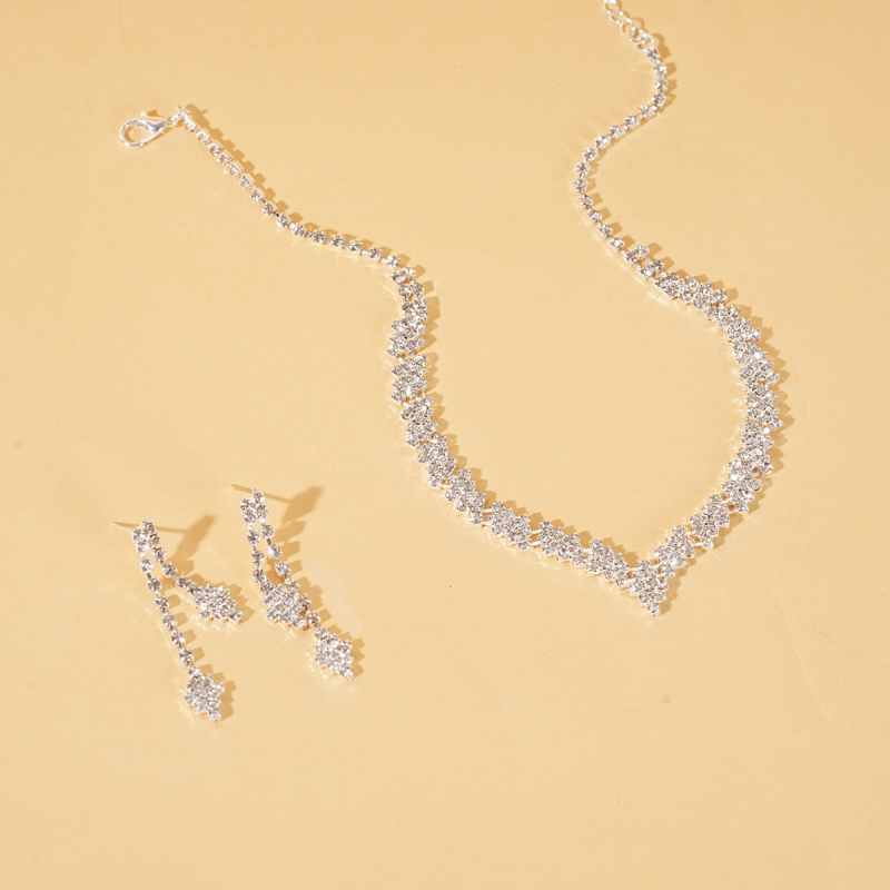 Set naušnica i ogrlica od rhinestones s običnim lancem; privjesak od rhinestones; uzorci: križ, kruna, rimski brojevi