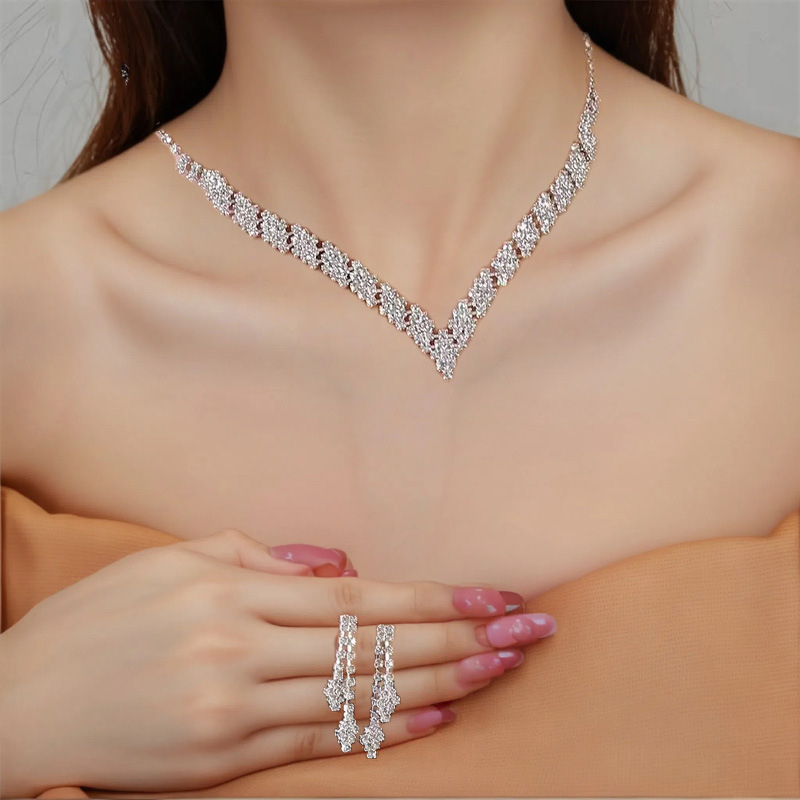 Set naušnica i ogrlica od rhinestones s običnim lancem; privjesak od rhinestones; uzorci: križ, kruna, rimski brojevi