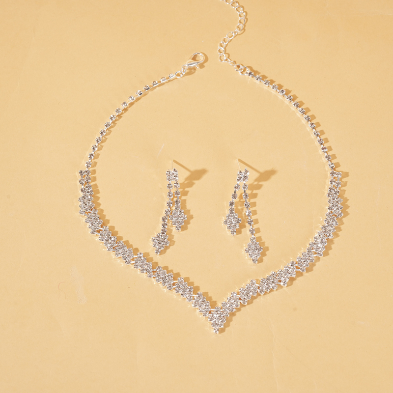 Set naušnica i ogrlica od rhinestones s običnim lancem; privjesak od rhinestones; uzorci: križ, kruna, rimski brojevi