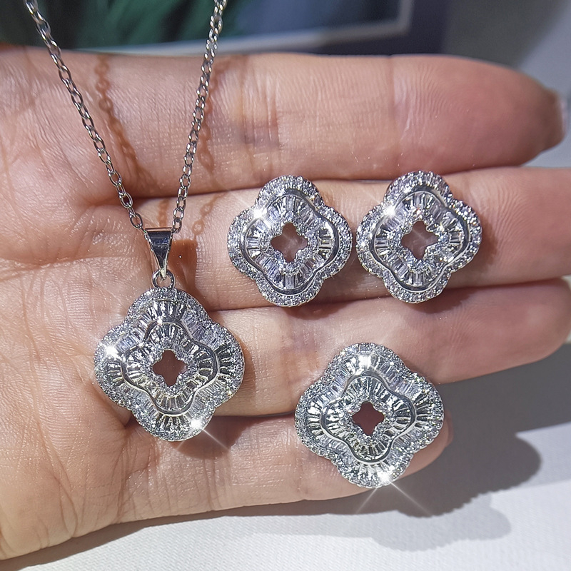 Set nakita: naušnice + ogrlica + narukvica; materijal: bijela bakar; obrada: dijamantna obloga; lanac: križni lanac; privjesak materijal: srebro