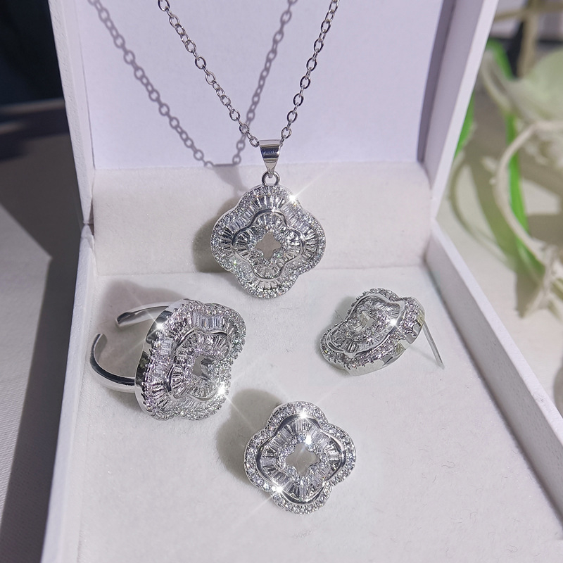 Set nakita: naušnice + ogrlica + narukvica; materijal: bijela bakar; obrada: dijamantna obloga; lanac: križni lanac; privjesak materijal: srebro