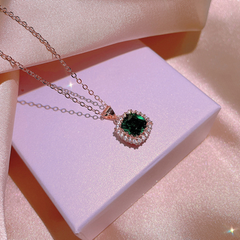 Set de bijuterii: inel, cercei, colier și brățară; bază din cupru alb; lanț cu cruce; pandantiv din cristal artificial; modele: fluture/insectă; lungime reglabilă 21–50 cm; ambalare individuală.