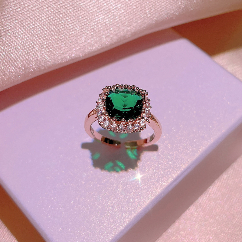 Set de bijuterii: inel, cercei, colier și brățară; bază din cupru alb; lanț cu cruce; pandantiv din cristal artificial; modele: fluture/insectă; lungime reglabilă 21–50 cm; ambalare individuală.