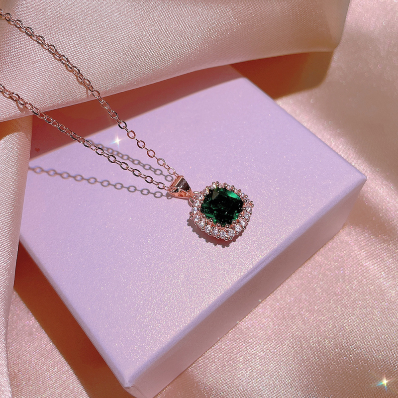 Set de bijuterii: inel, cercei, colier și brățară; bază din cupru alb; lanț cu cruce; pandantiv din cristal artificial; modele: fluture/insectă; lungime reglabilă 21–50 cm; ambalare individuală.