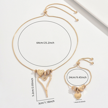 Szív alakú medállal ellátott nyaklánc és karkötő vékony kígyóláncon, ötvözetből; medál anyaga cinkötvözet.