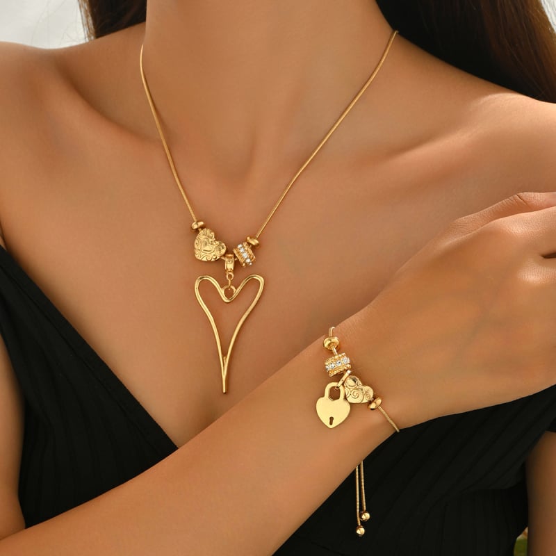 Szív alakú medállal ellátott nyaklánc és karkötő vékony kígyóláncon, ötvözetből; medál anyaga cinkötvözet.