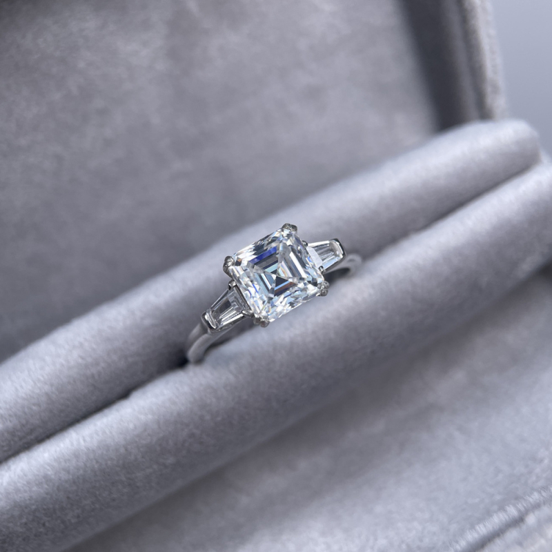 Prsten s geometrijskim dizajnom i Moissanitnim ugradom u srebro 925 — Yuecheng Jewelry