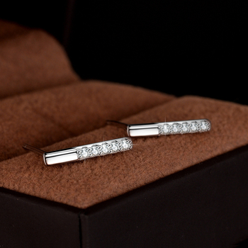 Cercei din argint S925 cu moissanit, formă dreptunghiulară baguette, stil cu știft și atârnare, meșteșug desăvârșit