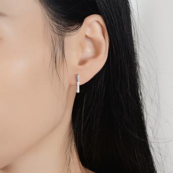 Cercei din argint S925 cu moissanit, formă dreptunghiulară baguette, stil cu știft și atârnare, meșteșug desăvârșit