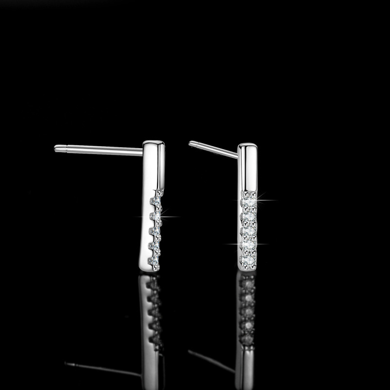 Cercei din argint S925 cu moissanit, formă dreptunghiulară baguette, stil cu știft și atârnare, meșteșug desăvârșit