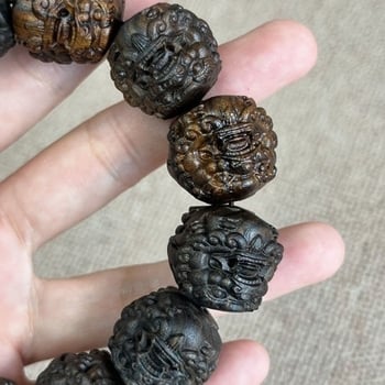 Ανδρικό βραχιόλι από Agarwood με χαραγμένη κεφαλή λιονταριού και χάντρες Βούδα, Yuelong Crafts, Έκδοση Χειμώνας 2022