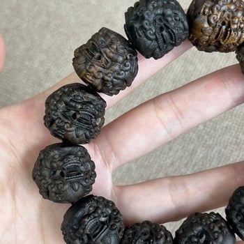 Ανδρικό βραχιόλι από Agarwood με χαραγμένη κεφαλή λιονταριού και χάντρες Βούδα, Yuelong Crafts, Έκδοση Χειμώνας 2022