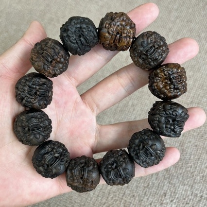 Ανδρικό βραχιόλι από Agarwood με χαραγμένη κεφαλή λιονταριού και χάντρες Βούδα, Yuelong Crafts, Έκδοση Χειμώνας 2022