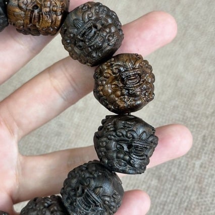 Ανδρικό βραχιόλι από Agarwood με χαραγμένη κεφαλή λιονταριού και χάντρες Βούδα, Yuelong Crafts, Έκδοση Χειμώνας 2022