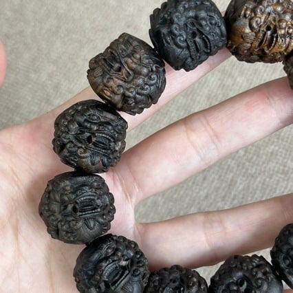Ανδρικό βραχιόλι από Agarwood με χαραγμένη κεφαλή λιονταριού και χάντρες Βούδα, Yuelong Crafts, Έκδοση Χειμώνας 2022