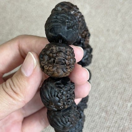 Ανδρικό βραχιόλι από Agarwood με χαραγμένη κεφαλή λιονταριού και χάντρες Βούδα, Yuelong Crafts, Έκδοση Χειμώνας 2022