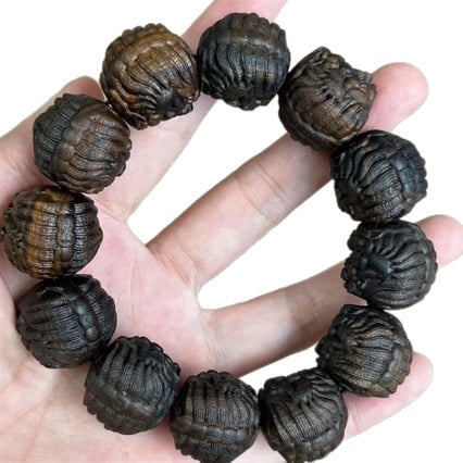 Ανδρικό βραχιόλι από Agarwood με χαραγμένη κεφαλή λιονταριού και χάντρες Βούδα, Yuelong Crafts, Έκδοση Χειμώνας 2022