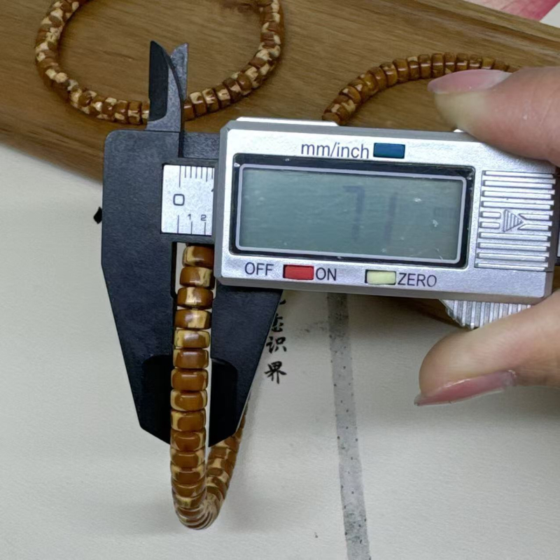 Brățară unisex cu mărgea gravată în formă de șoarece, o mărgea rotundă (vară 2024)