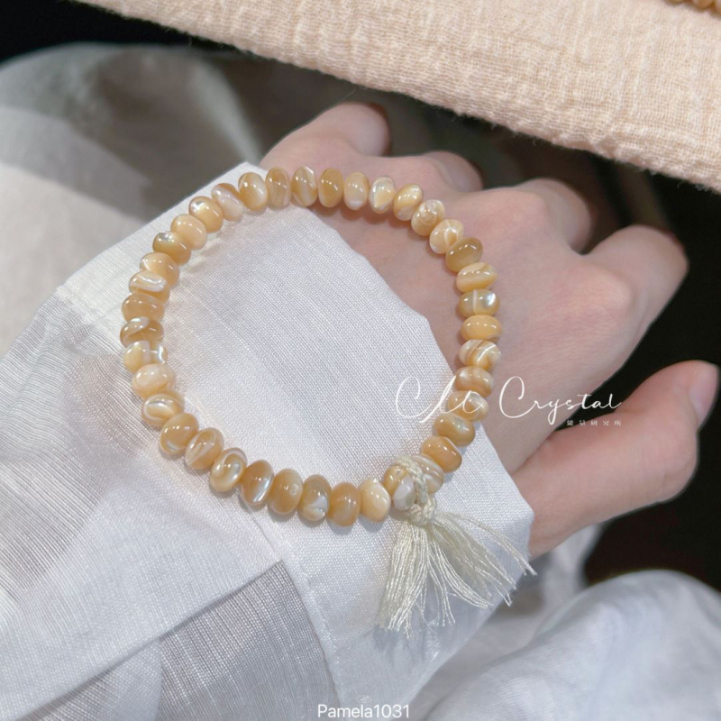 Material: melci potcoavă • Stil: natural • Design feminin • Finisaj perlat • Lansare primăvara 2025