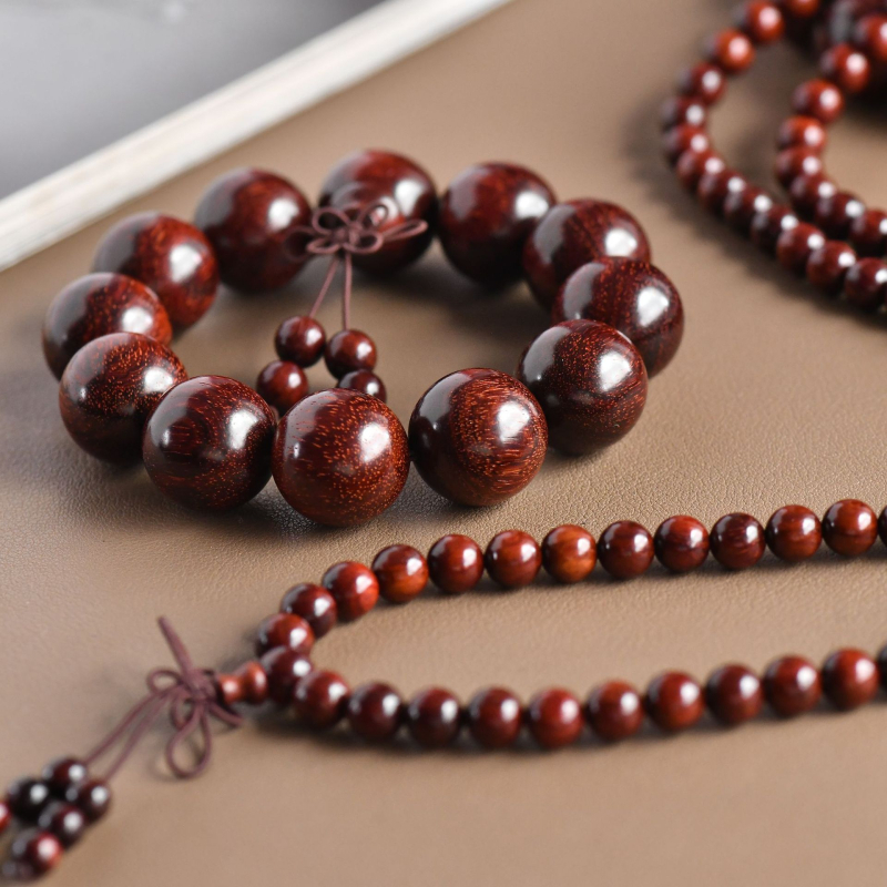 Brățară din lemn de santal roșu cu frunze mici, 108 mărgele, lustruită, design geometric, inserții placate cu aur