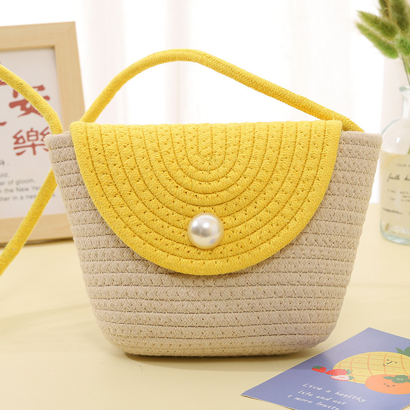 Pamukova pletena crossbody torbica s poklopcem, horizontalni kvadratni oblik, pamukom obložena podstava