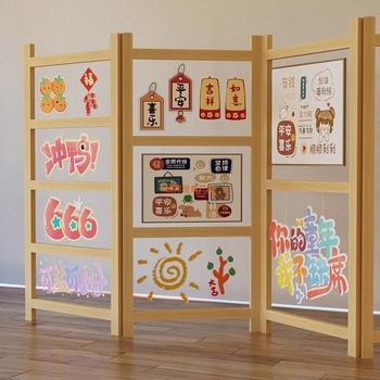 Drveni stalak za izložbu dječjih radova, s tri razine, umjetnički stil, proljeće 2025