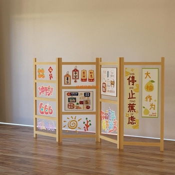 Drveni stalak za izložbu dječjih radova, s tri razine, umjetnički stil, proljeće 2025