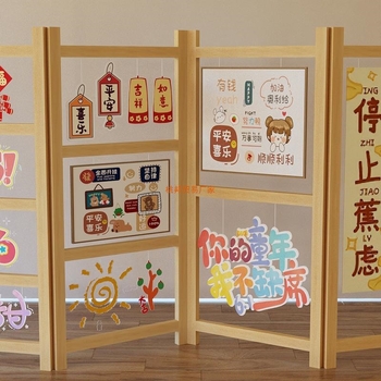 Drveni stalak za izložbu dječjih radova, s tri razine, umjetnički stil, proljeće 2025