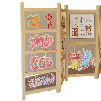 Drveni stalak za izložbu dječjih radova, s tri razine, umjetnički stil, proljeće 2025