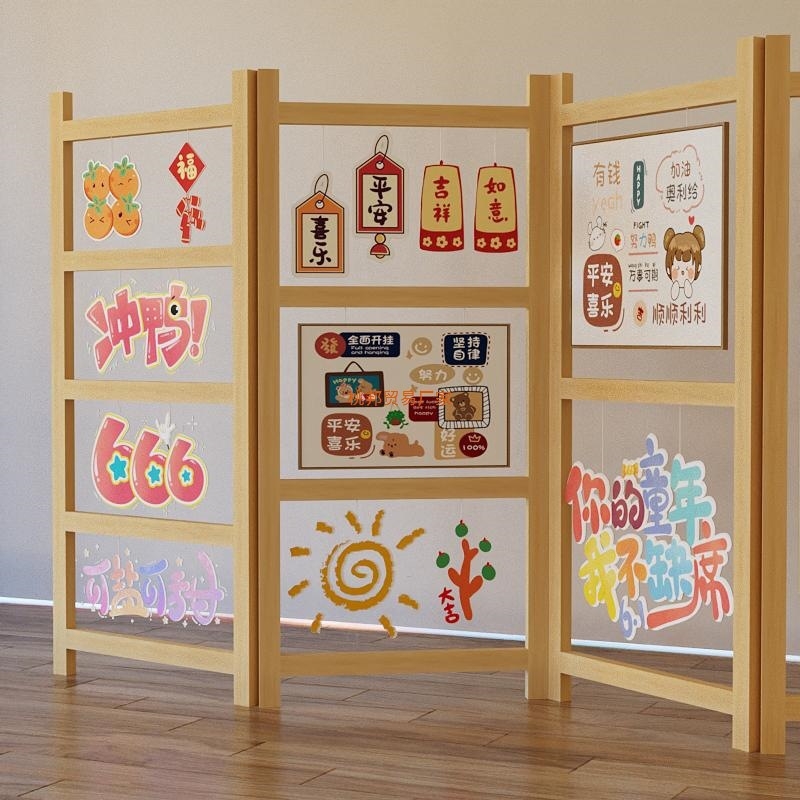 Drveni stalak za izložbu dječjih radova, s tri razine, umjetnički stil, proljeće 2025