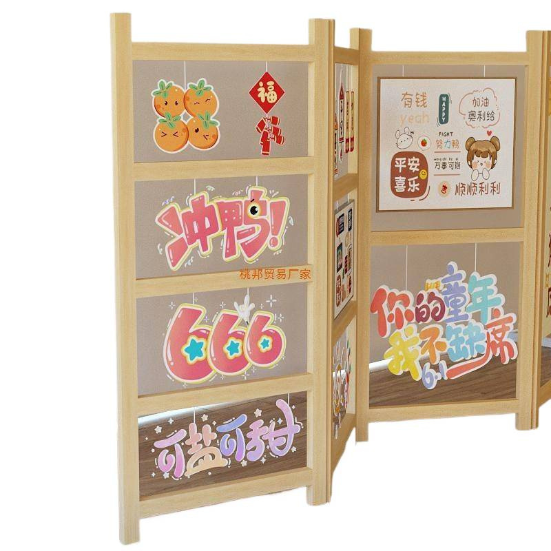 Drveni stalak za izložbu dječjih radova, s tri razine, umjetnički stil, proljeće 2025