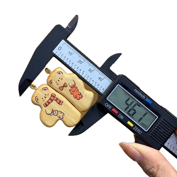 DIY ékszerkiegészítők: szantálfa medve alakú medál, kézzel készített, tükrös felület