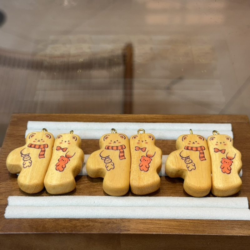 DIY ékszerkiegészítők: szantálfa medve alakú medál, kézzel készített, tükrös felület