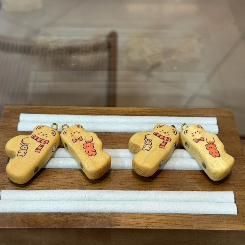 DIY ékszerkiegészítők: szantálfa medve alakú medál, kézzel készített, tükrös felület